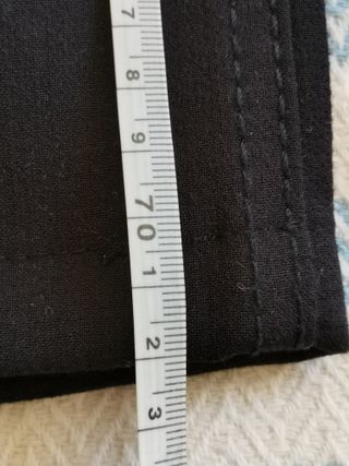 PANTALÓN NEGRO TIPO VAQUERO