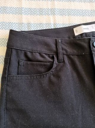 PANTALÓN NEGRO TIPO VAQUERO