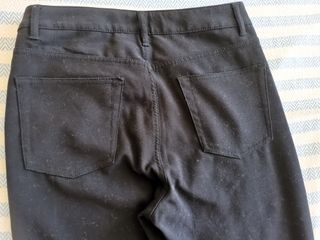 PANTALÓN NEGRO TIPO VAQUERO