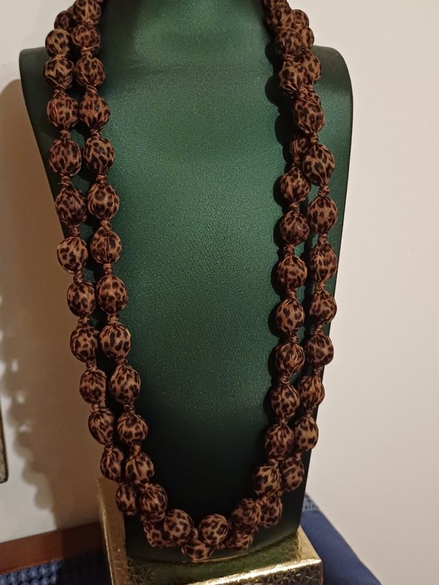 Collana lunga in perle foderate di  stoffa