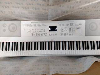 PIANO YAMAHA DGX-660W CON PEDALERA IMPOLUTO..