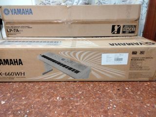 PIANO YAMAHA DGX-660W CON PEDALERA IMPOLUTO..