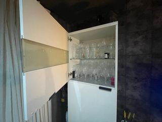 Estanteria vitrina besta ikea. Puerta de cristal