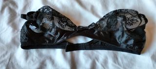 Sujetador negro de raso y encaje