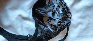 Sujetador negro de raso y encaje