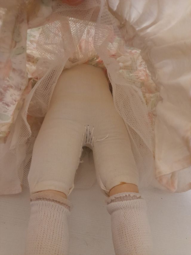 Antica bambola in porcellana.