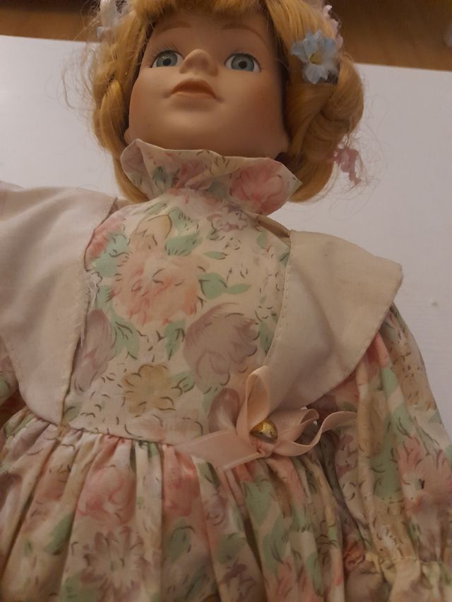Antica bambola in porcellana.