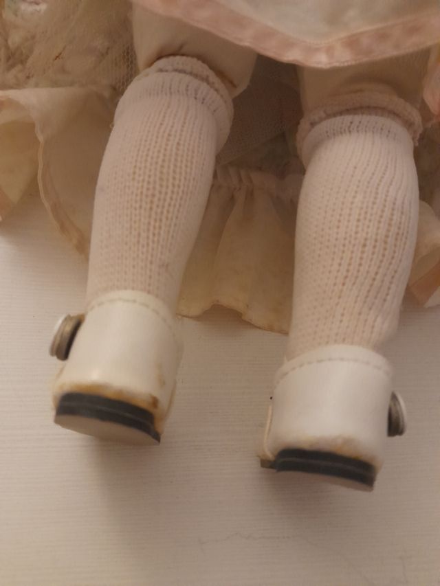 Antica bambola in porcellana.