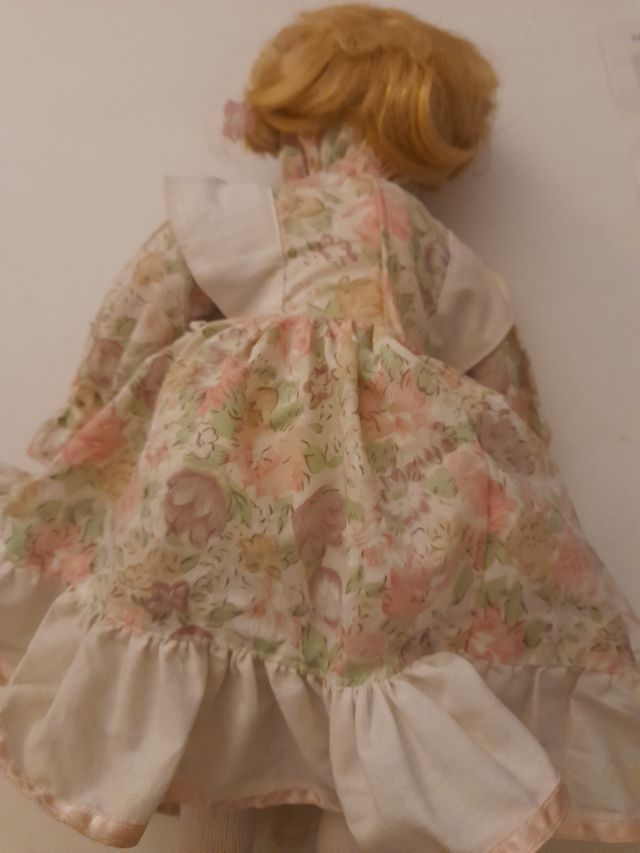 Antica bambola in porcellana.