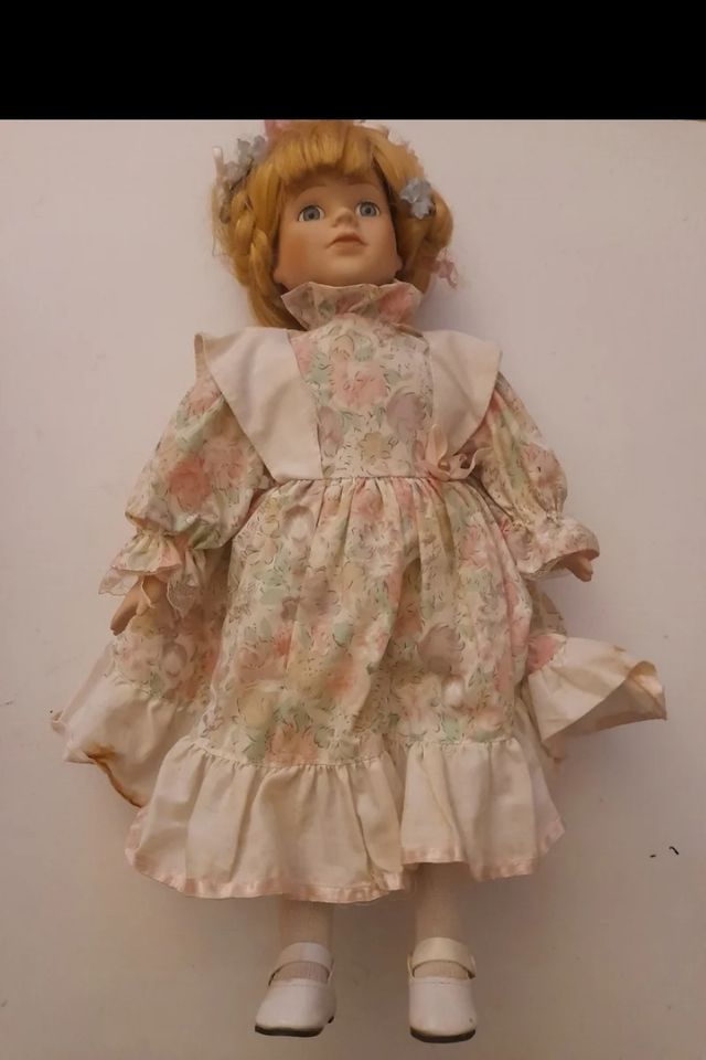 Antica bambola in porcellana.