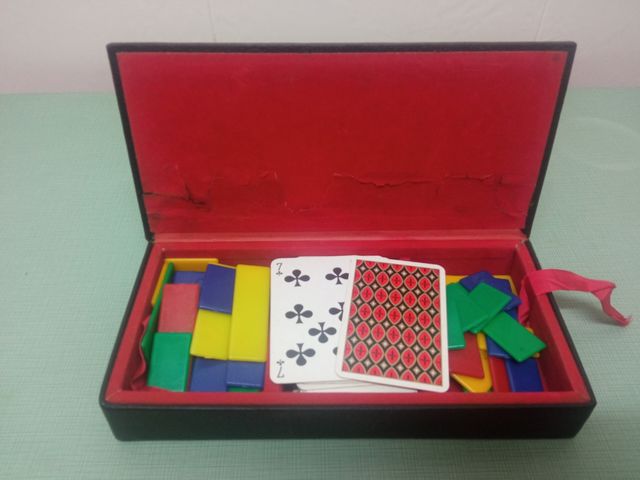 Caja de bridge con fichas y cartas