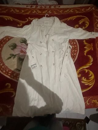 Gabardina blanca de stradivarius