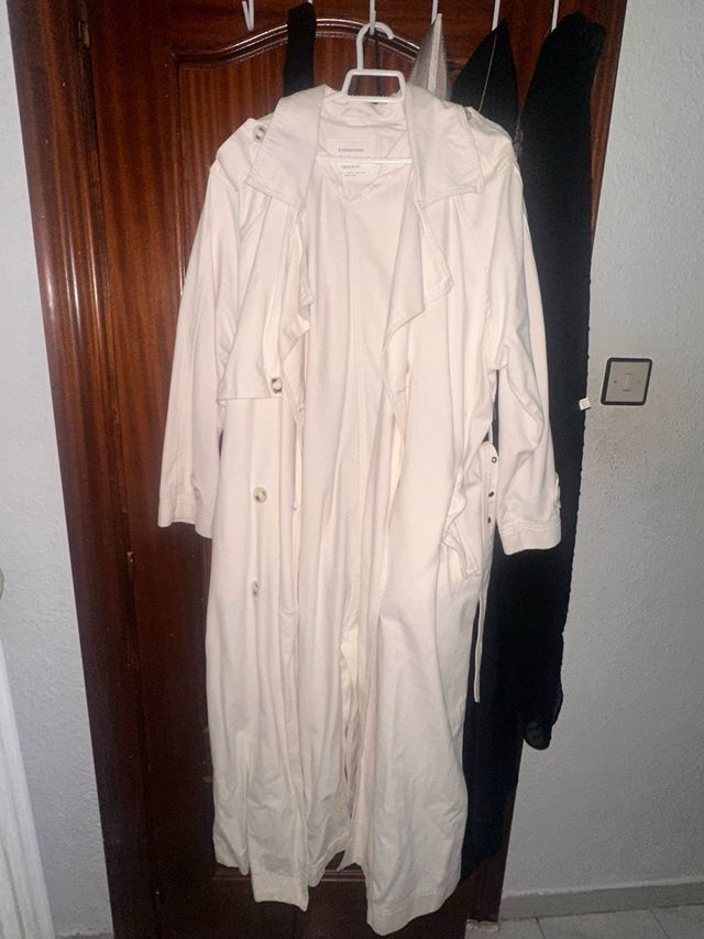 Gabardina blanca de stradivarius