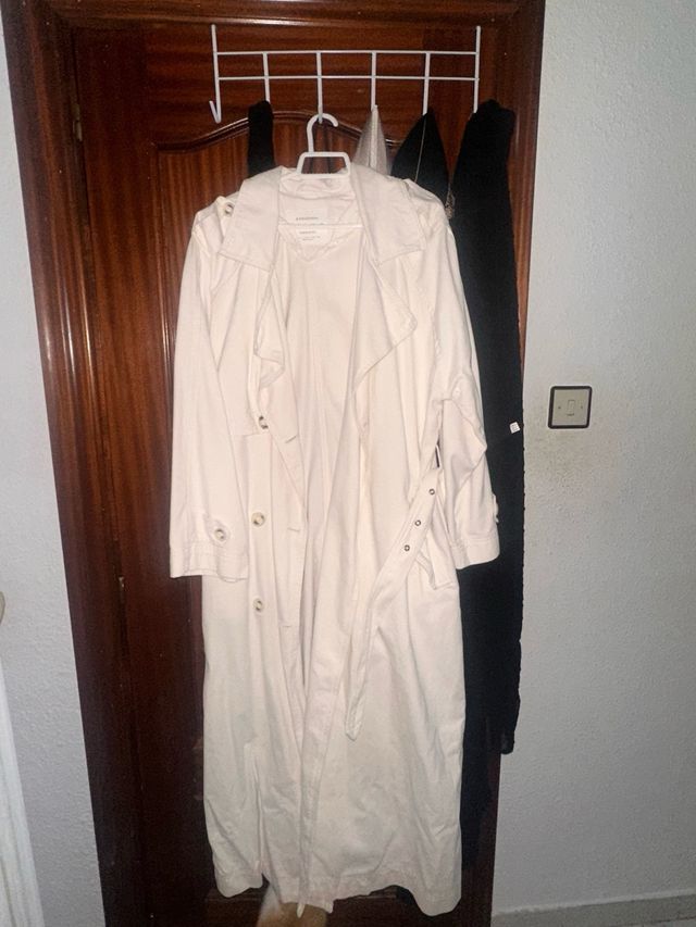 Gabardina blanca de stradivarius