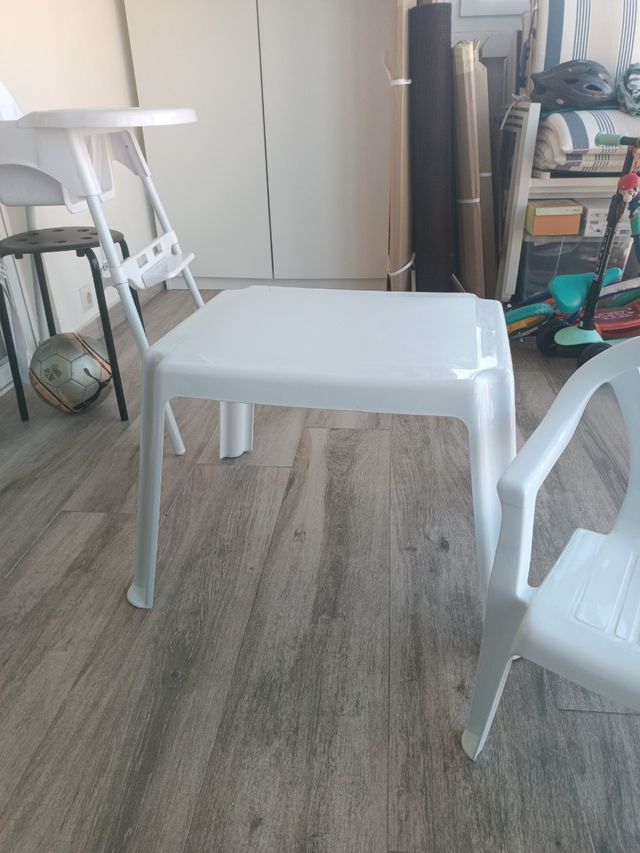 Mesa y silla de plástico INFANTIL