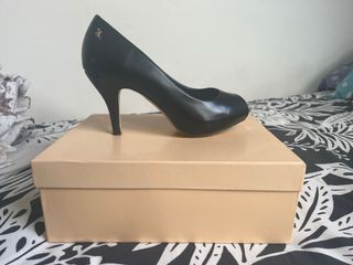 ZAPATOS DE TACÓN NEGROS ELEGANTES