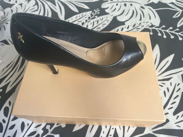 ZAPATOS DE TACÓN NEGROS ELEGANTES 