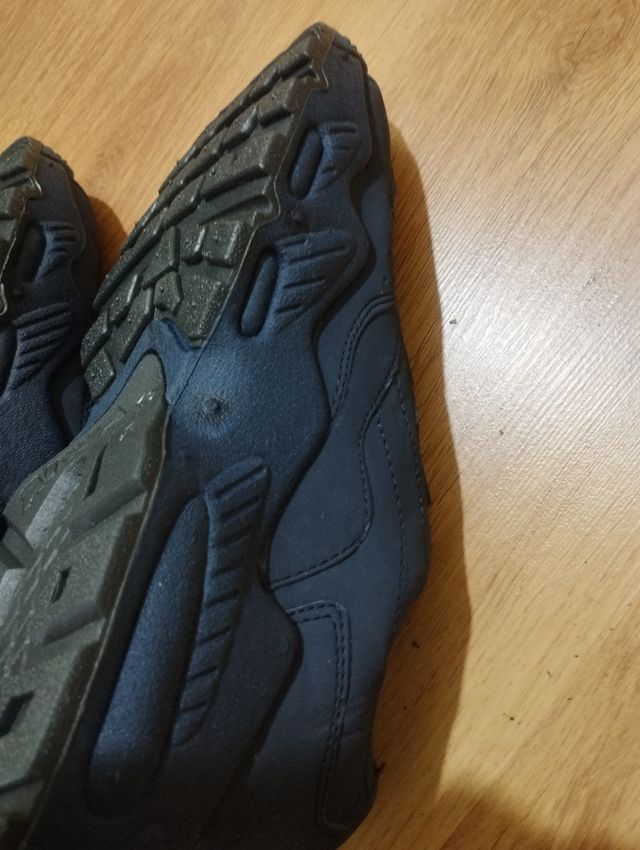 Playeros marca Aiwa talla 40 con velcro