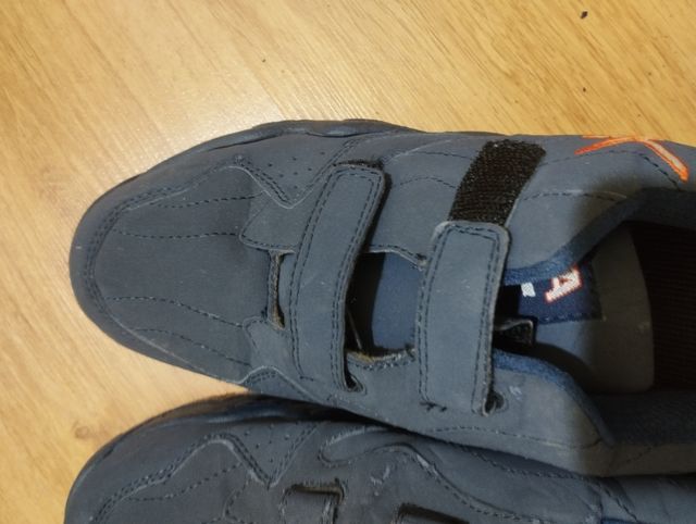 Playeros marca Aiwa talla 40 con velcro