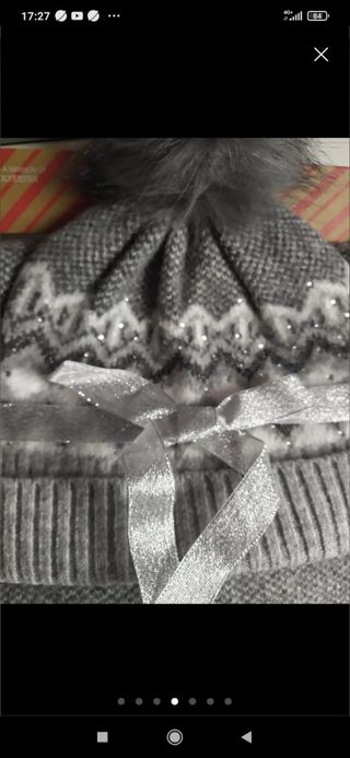 Conjunto de gorro y bufanda a juego.