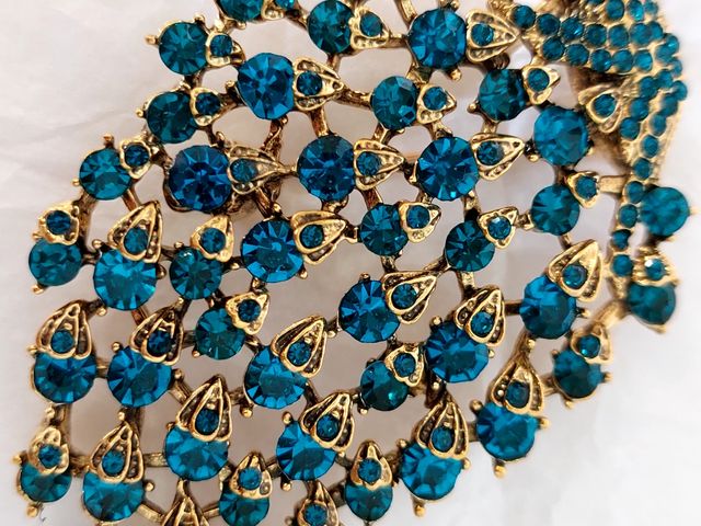 Spilla azzurra e dorata. Pavone .
Pin. Pins