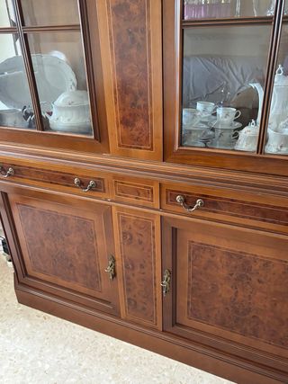 Vitrina de raíz de nogal.