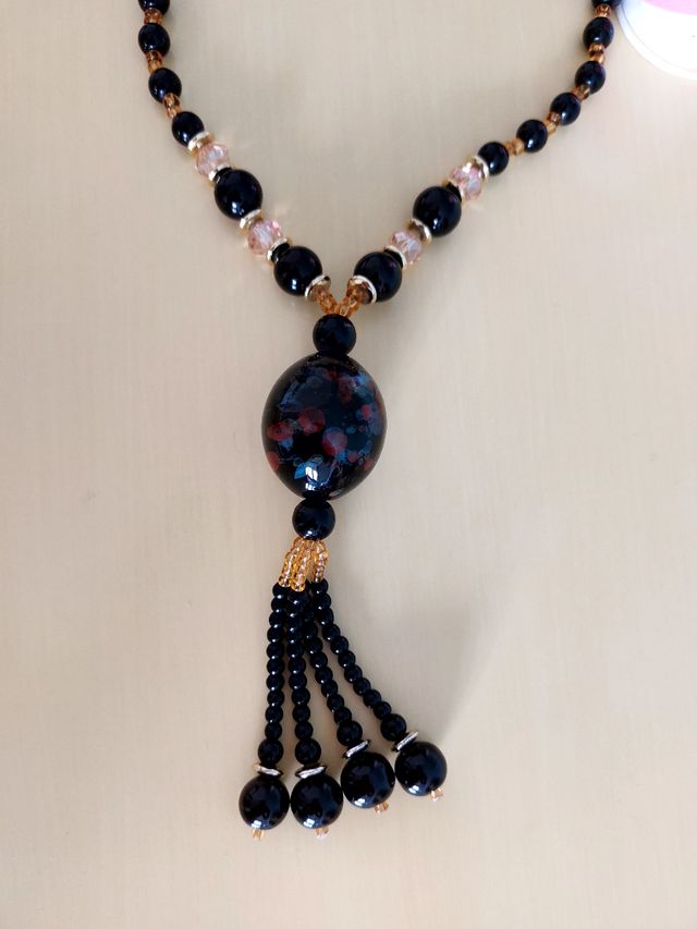 Collana con perle nere. Bijoux. Girocollo