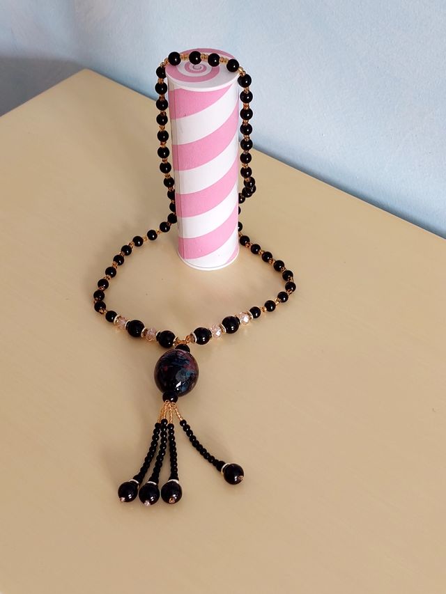 Collana con perle nere. Bijoux. Girocollo
