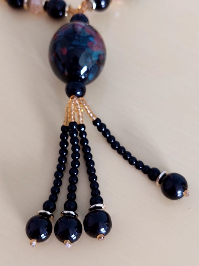 Collana con perle nere. Bijoux. Girocollo