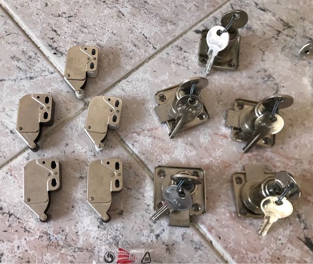 Lote de 5 cerraduras +llave + 26 tiradores puertas