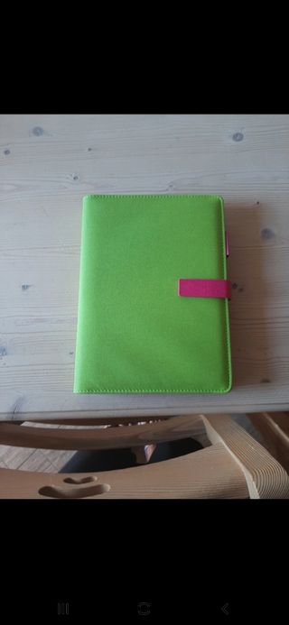 Organizer A5 ad anelli con fogli a righe.