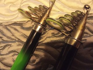 Canas y carrete de pesca