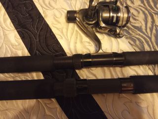 Canas y carrete de pesca