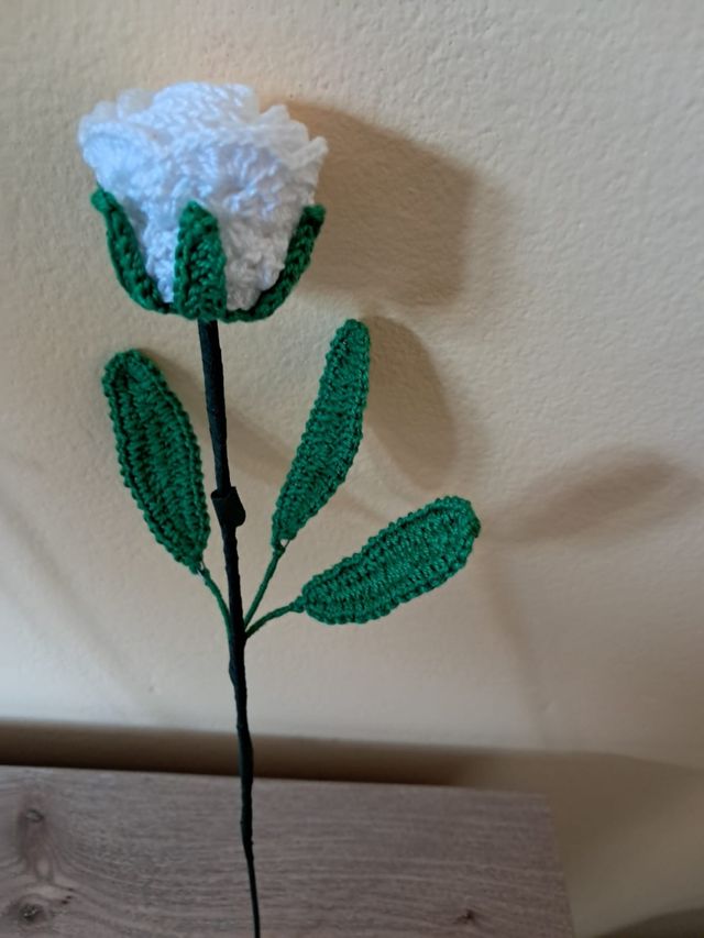 Rose lavorate ad uncinetto a mano