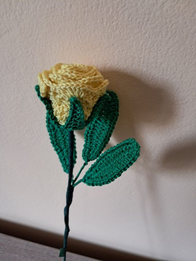 Rose lavorate ad uncinetto a mano