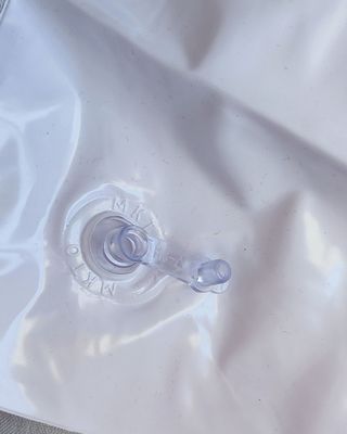 Almofada de praia branca insuflável