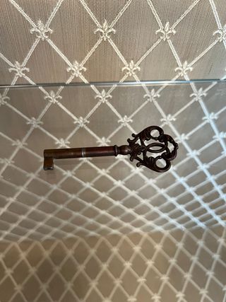 Vitrina expositora vintage estilo imperio Luis XV