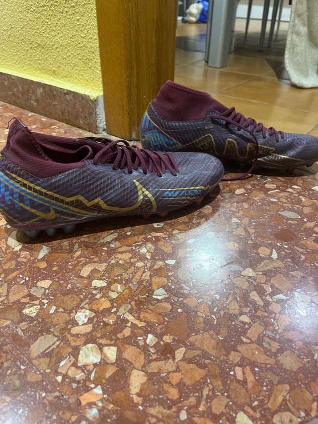 Botas de futbol de kylian mbappe talla 44