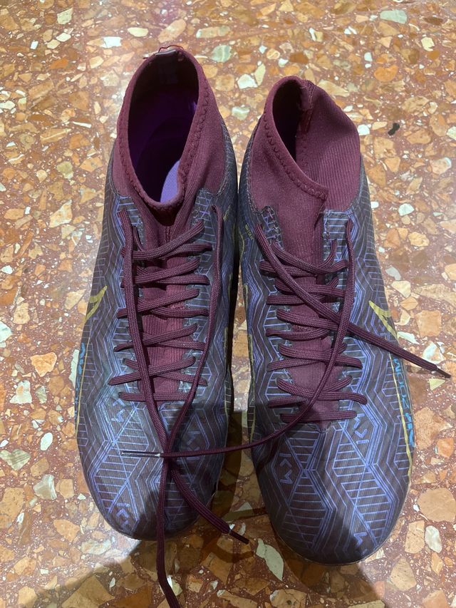 Botas de futbol de kylian mbappe talla 44