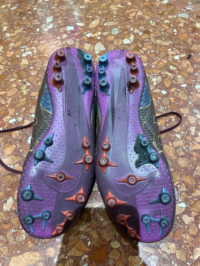 Botas de futbol de kylian mbappe talla 44