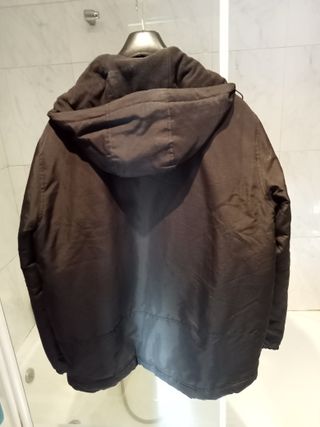 chamarra negra impermeable