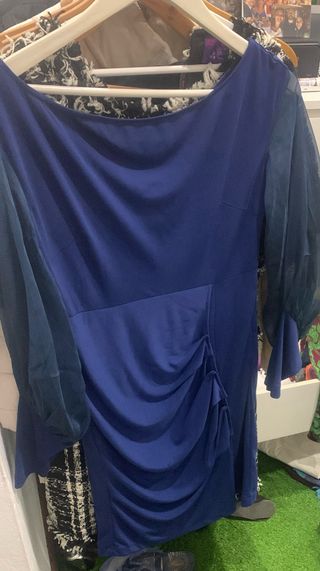 Vestido azul marino con mangas transparentes.