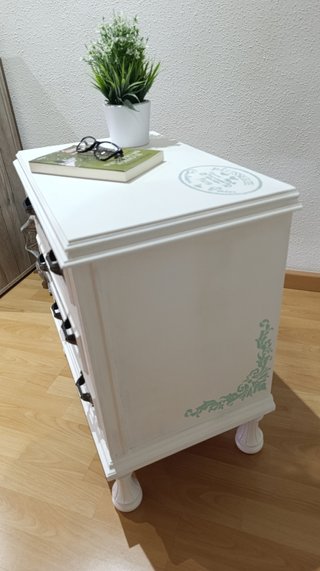 Mesita de noche restaurada