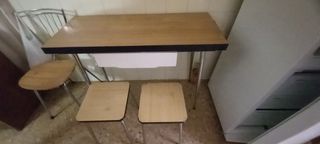 Mesa cocina y dos taburetes 