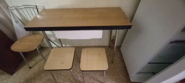 Tavolo da cucina e due sgabelli