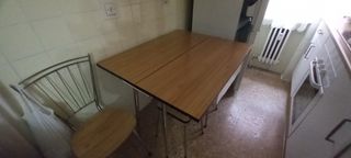 Mesa cocina y dos taburetes 
