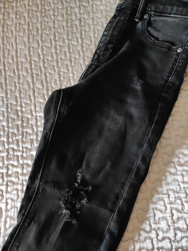 Pantalón vaquero pitillo negro rotos