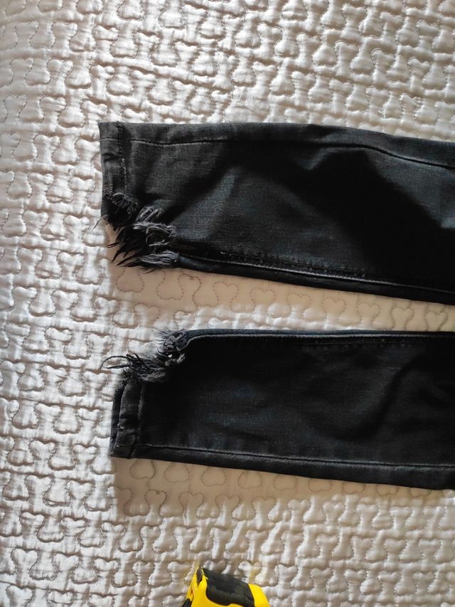 Pantalón vaquero pitillo negro rotos
