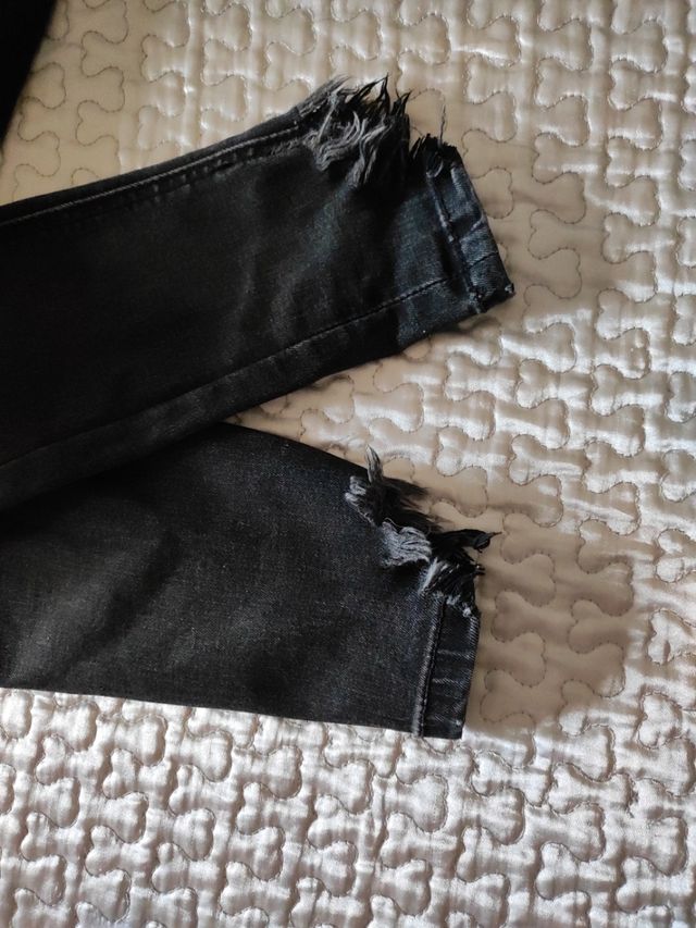 Pantalón vaquero pitillo negro rotos
