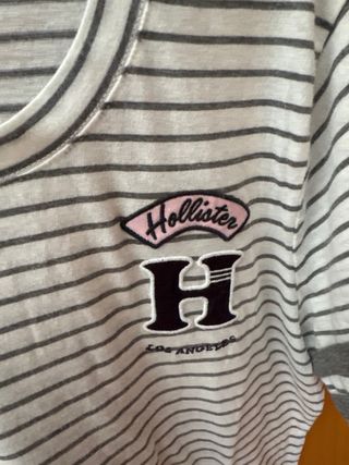 Camiseta gris de rayas Hollister